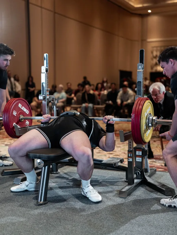 Athlète réalisant un développé couché lors d'une compétition de powerlifting