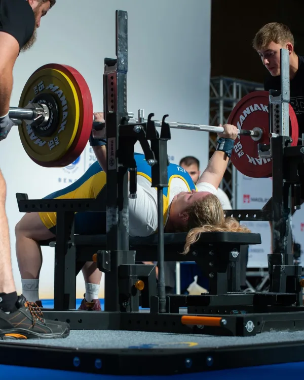 Femme pratiquant le développé couché en compétition de powerlifting