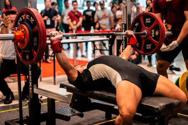 Athlète réalisant un développé couché en compétition de powerlifting