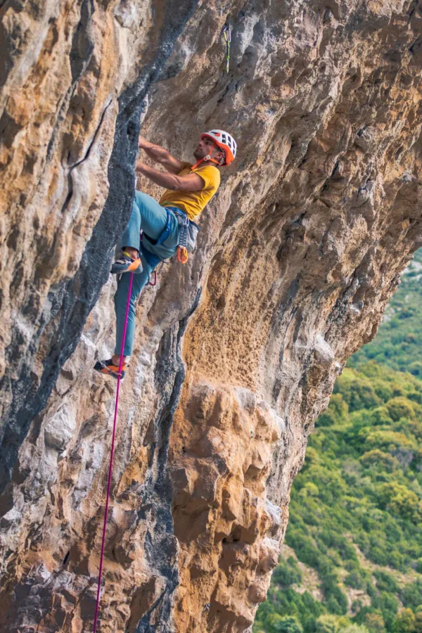Grimpeur en escalade sportive sur une falaise rocheuse
