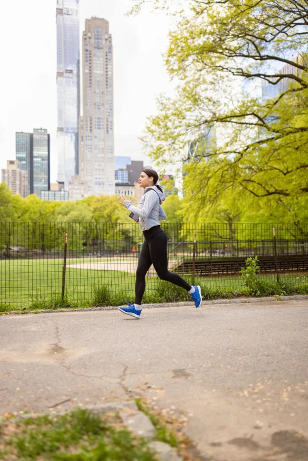 Femme faisant son jogging dans un parc urbain en pleine nature