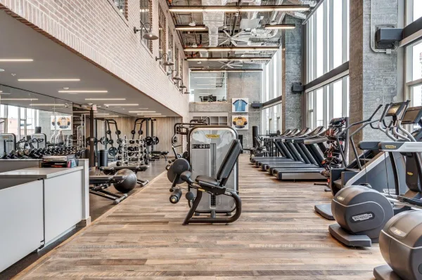 Salle de sport moderne avec équipements de musculation et cardio haut de gamme