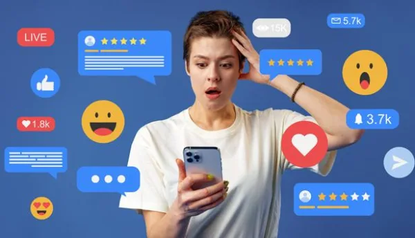 Jeune femme surprise par une explosion de notifications sur les réseaux sociaux