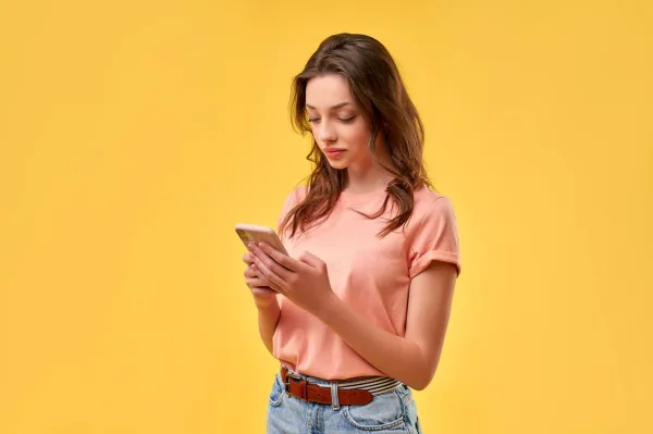 Jeune femme utilisant un smartphone pour les réseaux sociaux et la communication numérique
