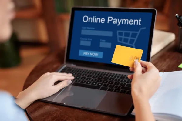 Paiement en ligne sécurisé avec carte bancaire sur ordinateur portable