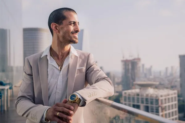 Homme confiant regardant l'horizon urbain, symbole de réussite, d'ambition et de confiance en soi