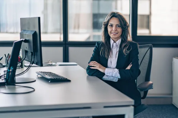 Femme d'affaires souriante au bureau, symbole de confiance en soi, de leadership et de réussite professionnelle