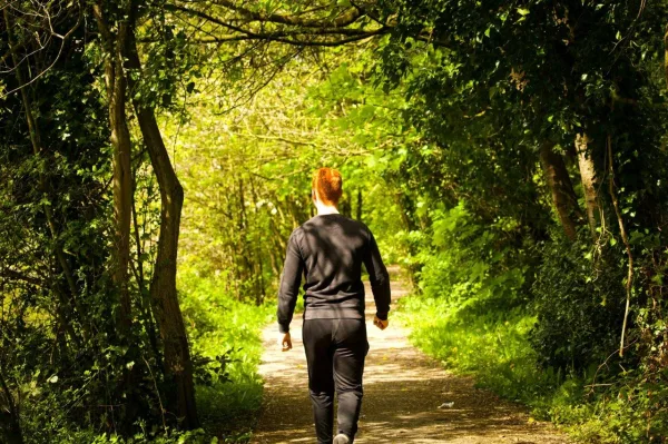 Marche en pleine nature pour renforcer la confiance en soi