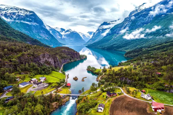 Vue aérienne spectaculaire d'un fjord entouré de montagnes enneigées