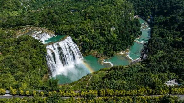 Vue aérienne d'une cascade spectaculaire au cœur d'une forêt tropicale