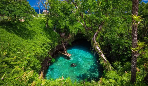 Piscine naturelle tropicale aux eaux turquoise cristallines